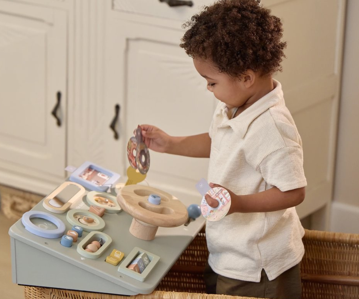 Little Dutch puidust mängurool tegevuskeskusega lastele