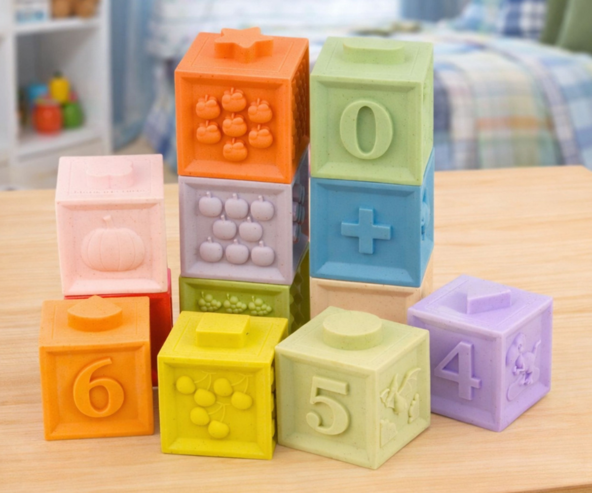 Pehmed klotsid numbrite ja tekstuuridega väikelapsele