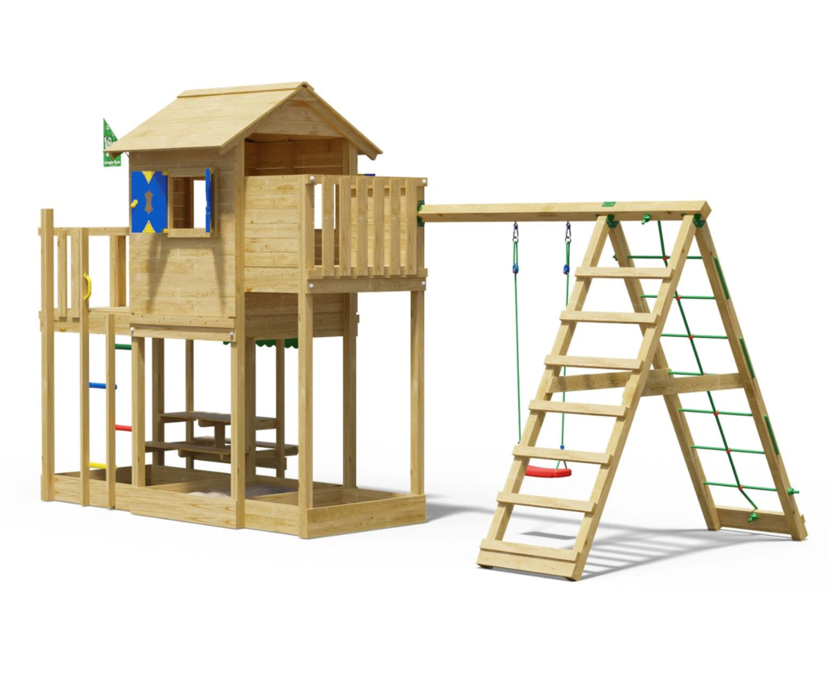 Laste mänguväljak tuletõrjujaposti ja kiigega aias