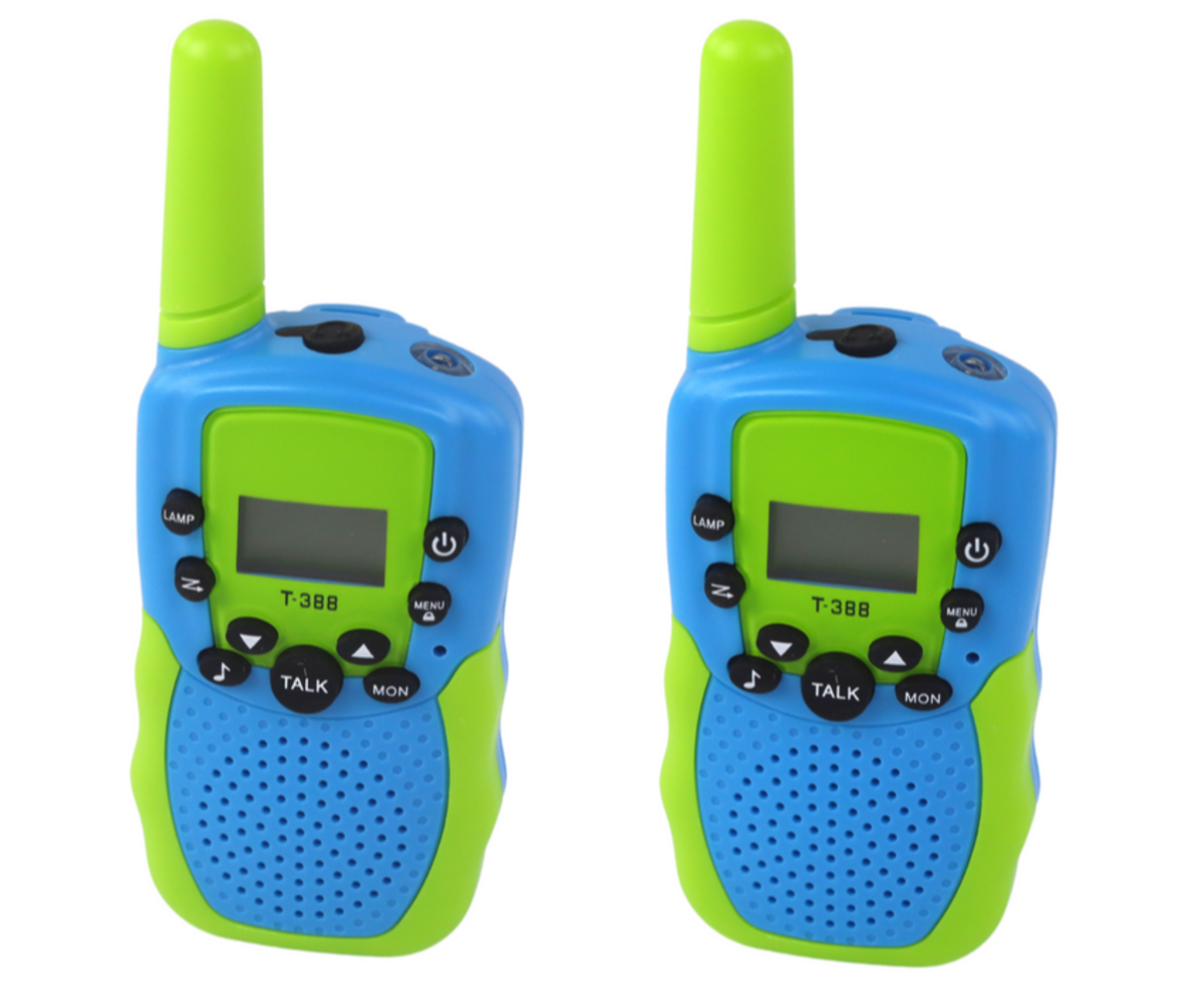 Lähedane vaade laste raadiosaatjate komplekti Walkie Talkie – roheline/sinine.
