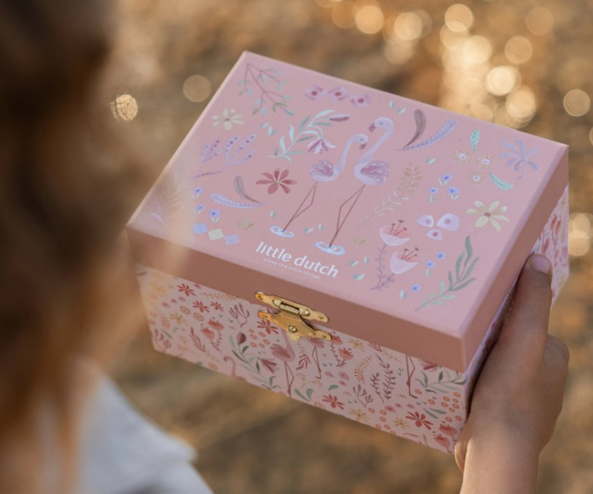 Sisseehitatud peegel ning mahukas hoiuruum sobivad suurepäraselt ehete, juukseaksessuaaride ja väikeste mälestusesemete hoidmiseks.