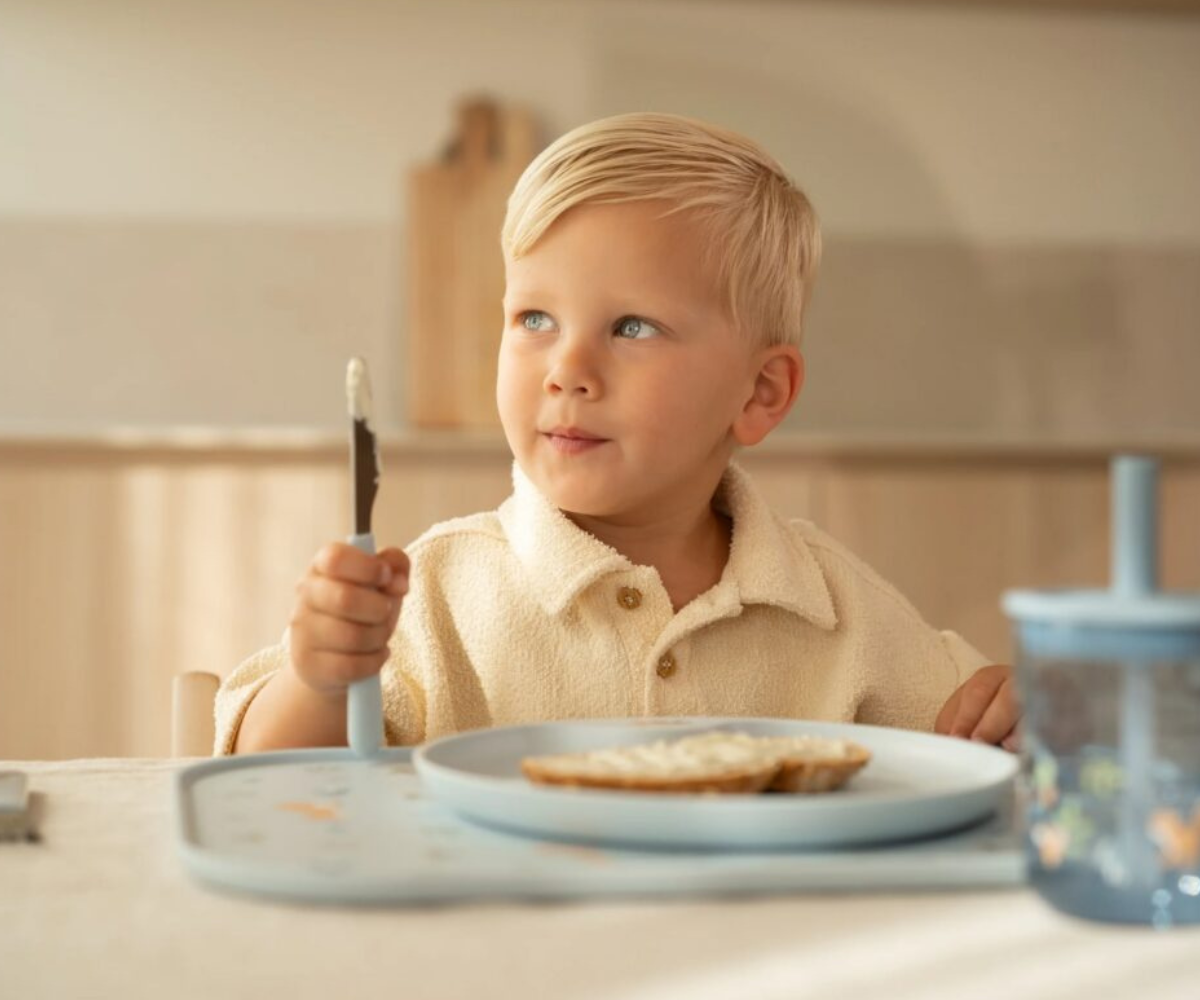 Komplekti kuuluvad kahvel, lusikas ja ümara sakilise servaga nuga on loodud spetsiaalselt väikestele kätele ning sobivad igapäevaseks kasutamiseks.