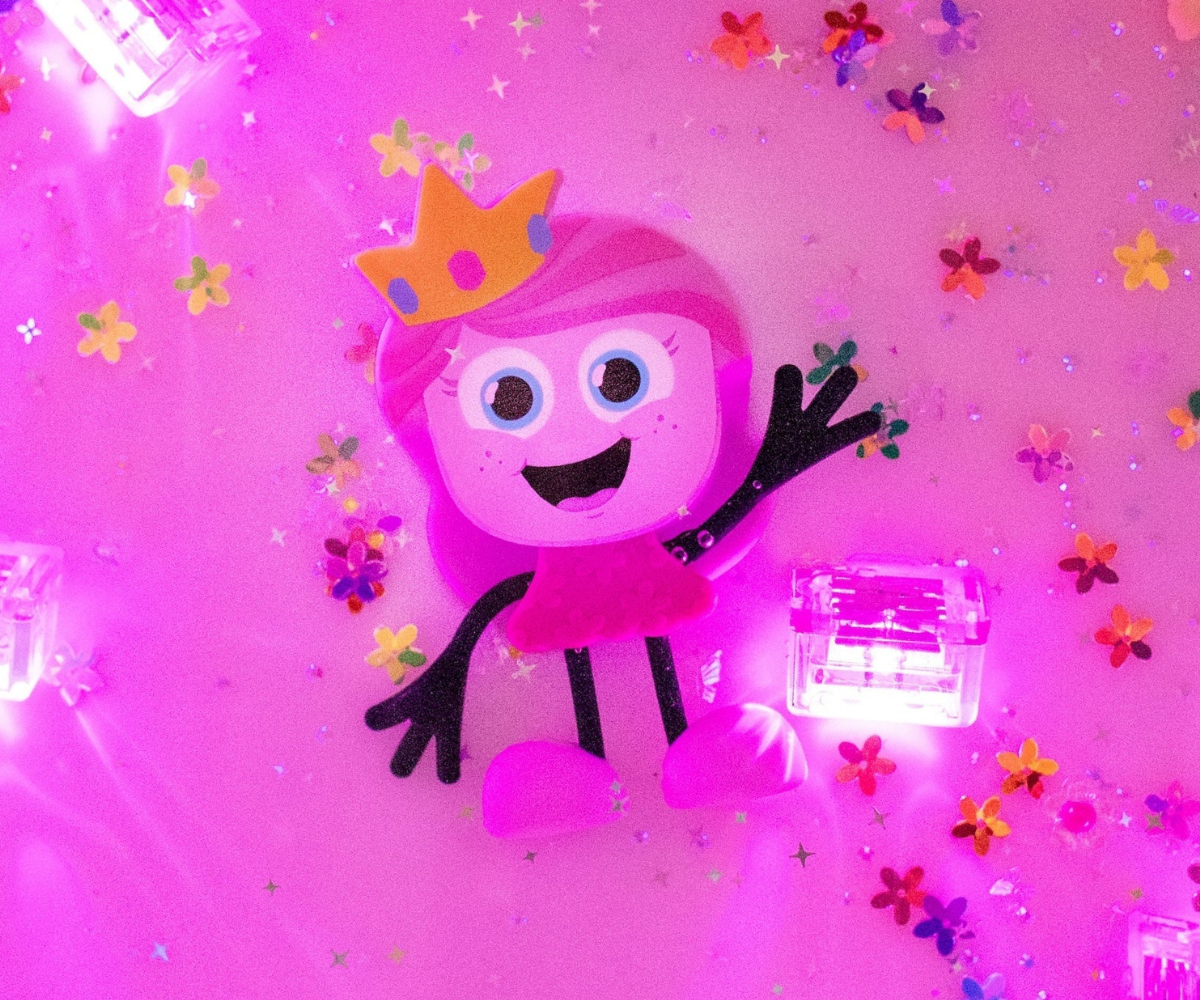 Glo Pals Princess Ida muudab vanniskäigu maagiliseks, helendades vees pehme roosa valgusega koos Glo Pals valguskuubikuga. 👑✨
