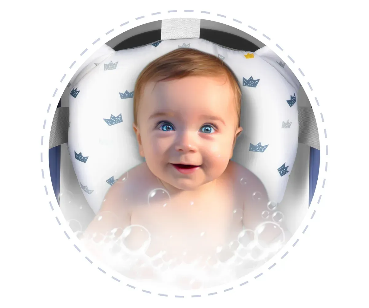 Beebivanni padi Ricokids – sinine / valge, beebi naeratab selle pehme padja peal.