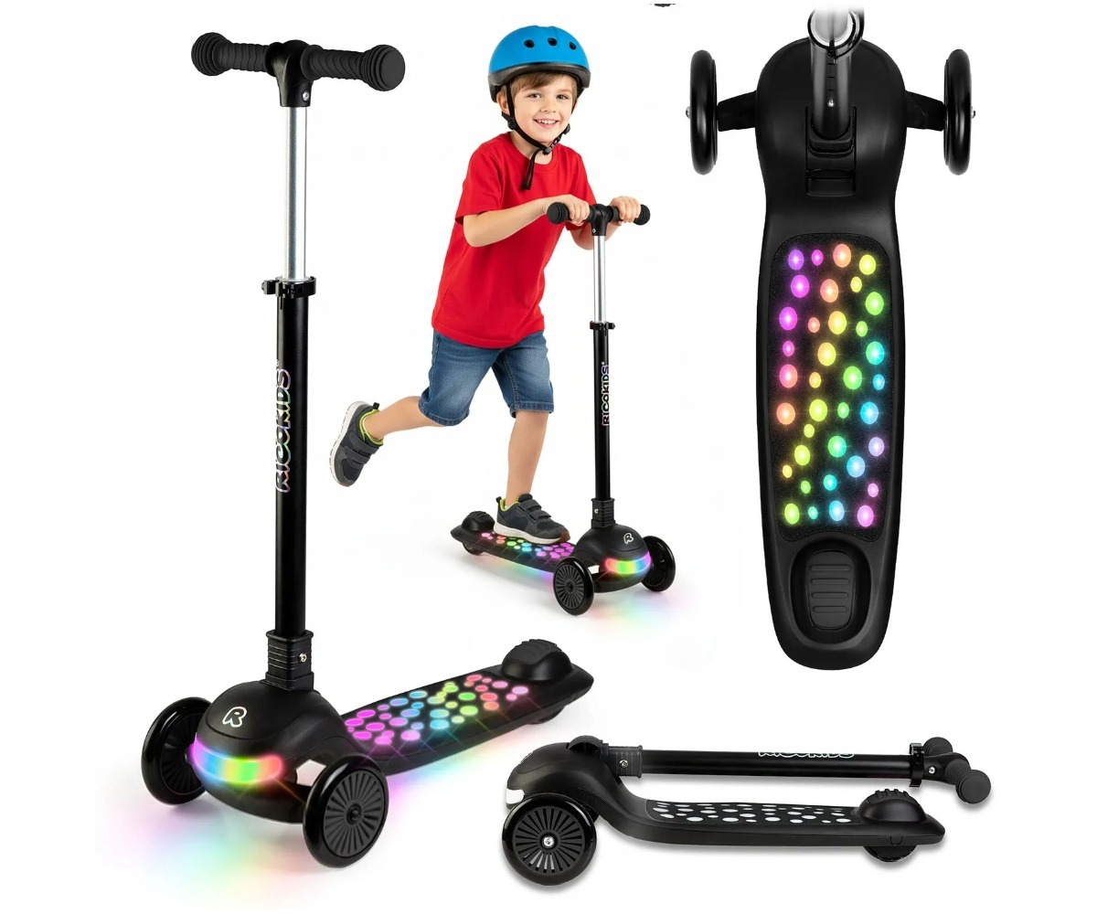 Kolmerattaline LED-tõukeratas lastele Ricokids Glowi – must, mida kasutab laps punases särgis.