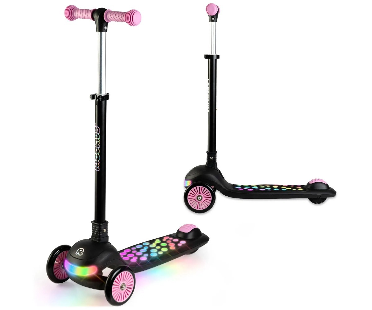 Ricokids Glowi kolmerattaline LED-tõukeratas musta / roosa disainiga, mis on mõeldud mugavaks transportimiseks.