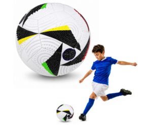 Poiss mängib jalgpalliga – suurus 5 (24cm)