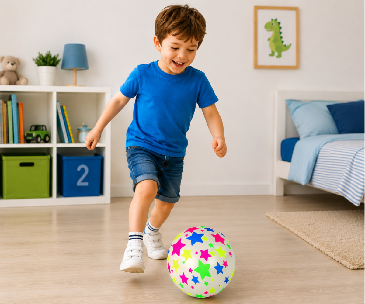Laps mängib toas Kummipalliga 22cm – valge tähtedega (3+)
