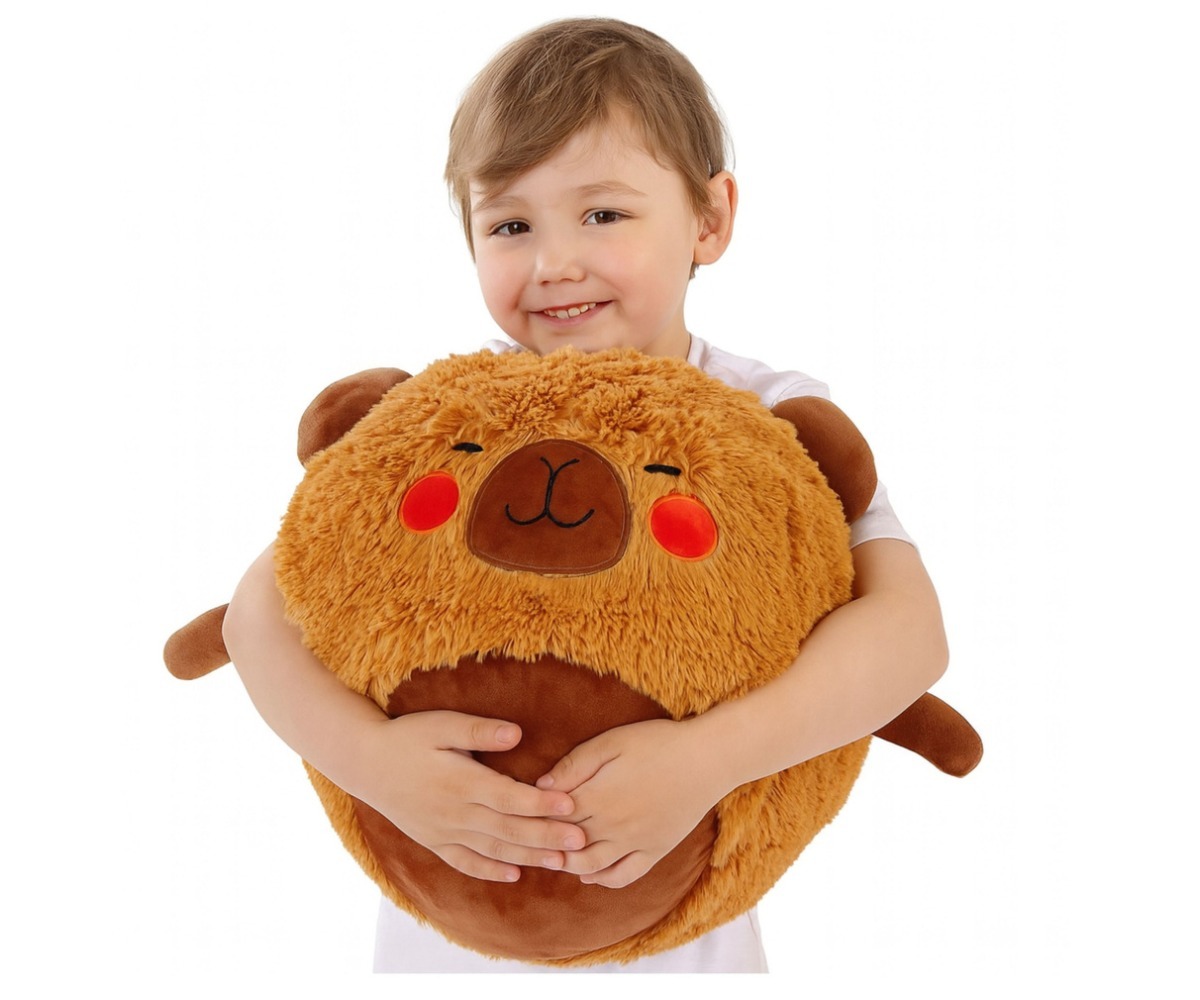 Laps, kes hoiab Hüppelooma Kapibaara BigCutePet 50cm, näitab rõõmu ja uhkust oma mänguasja üle.