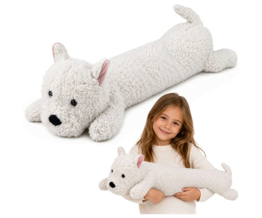 Laps hoiab Suurt pehmet koera West Highland 90cm – valge, naeratades.