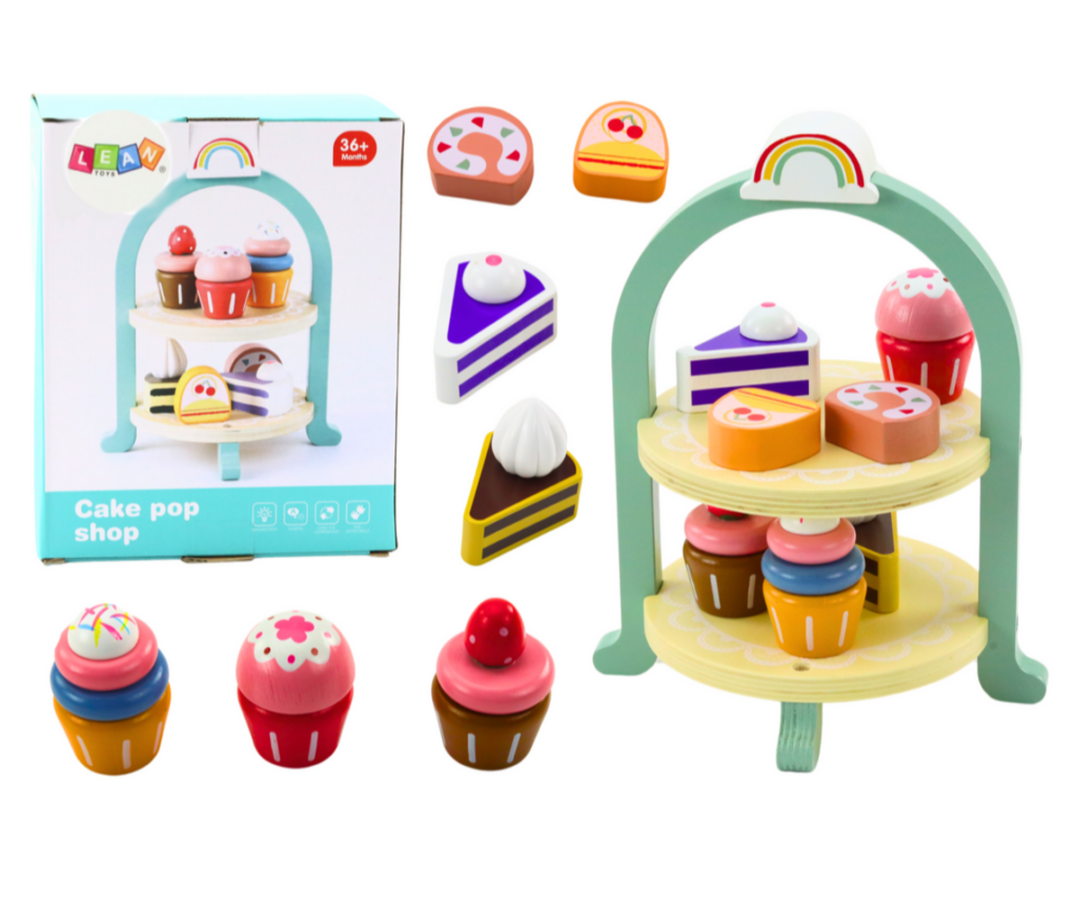 Puidust maiustuste komplekt koogialusega – koogid ja tassikoogid (3+) sisaldab mitmeid maitsvaid mängukooke ja nii tükke kui ka tassikoogid