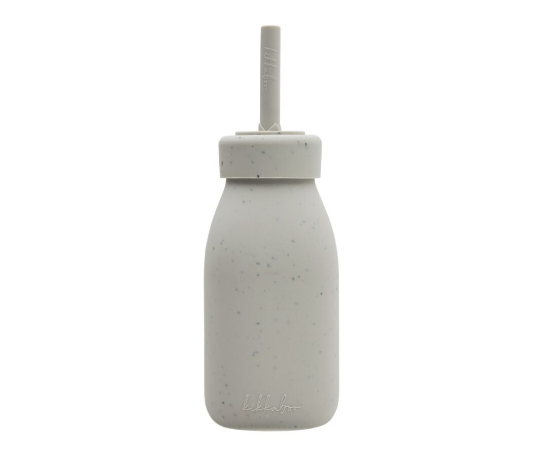 Laste joogipudel kõrrega Sand 200ml (1,5+), halli värvi silikoonmaterjalist pudel