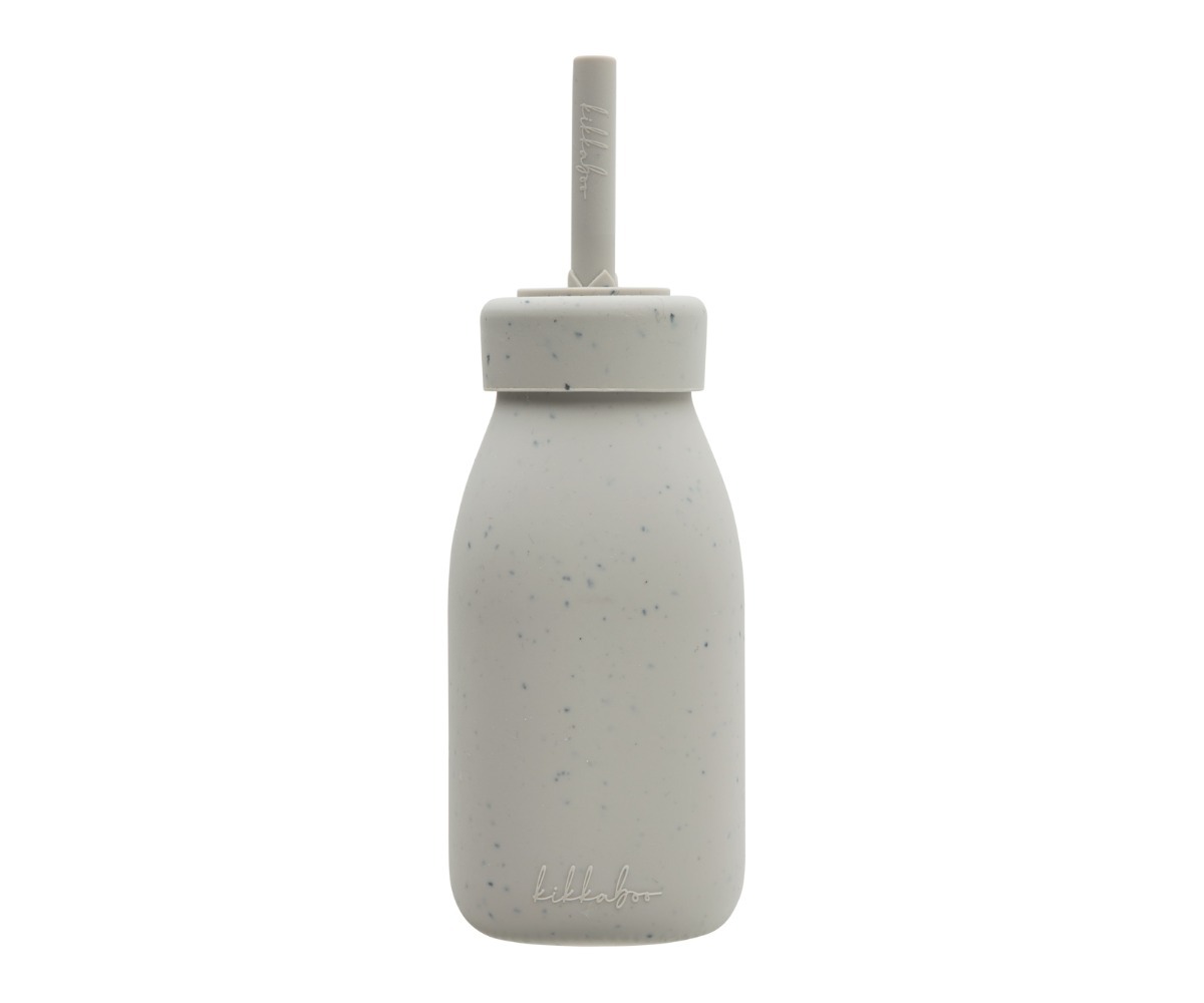 Laste joogipudel kõrrega Sand 200ml (1,5+), halli värvi silikoonmaterjalist pudel