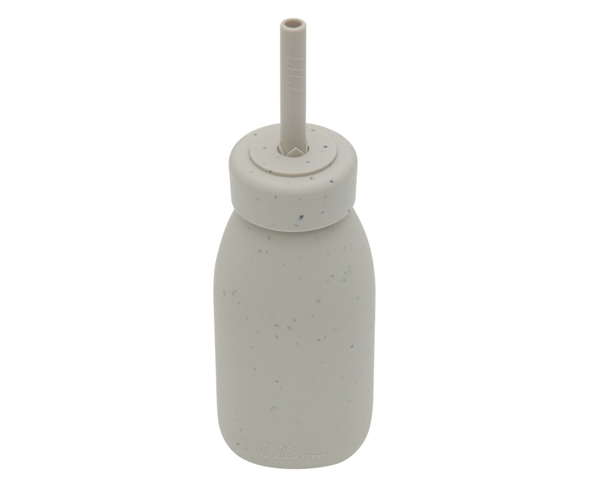 Laste joogipudel kõrrega Sand 200ml (1,5+) avatud pealt vaade, hall pudel ja kõrre osa
