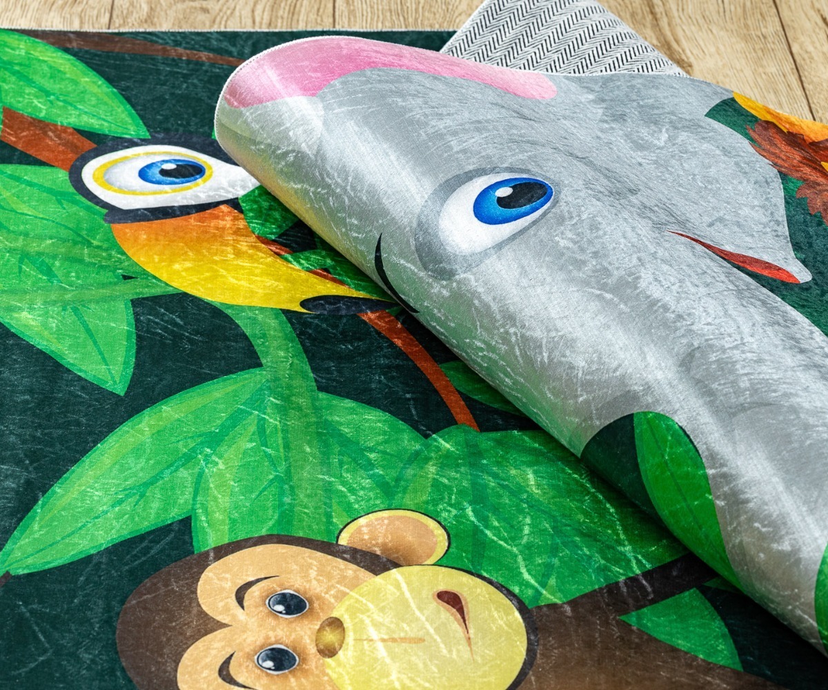Viiefunktsiooniline lastetoavaip BAMBINO Loomad Aafrikas, mis näitab loomade ja roheliste lehtede lähedalt.