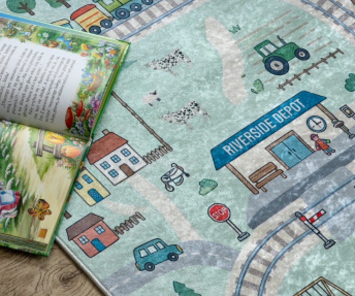 Detailne lähenemine Lastetoavaip BAMBINO Jõega linnake, näidates raudteed ja väikseid maju.