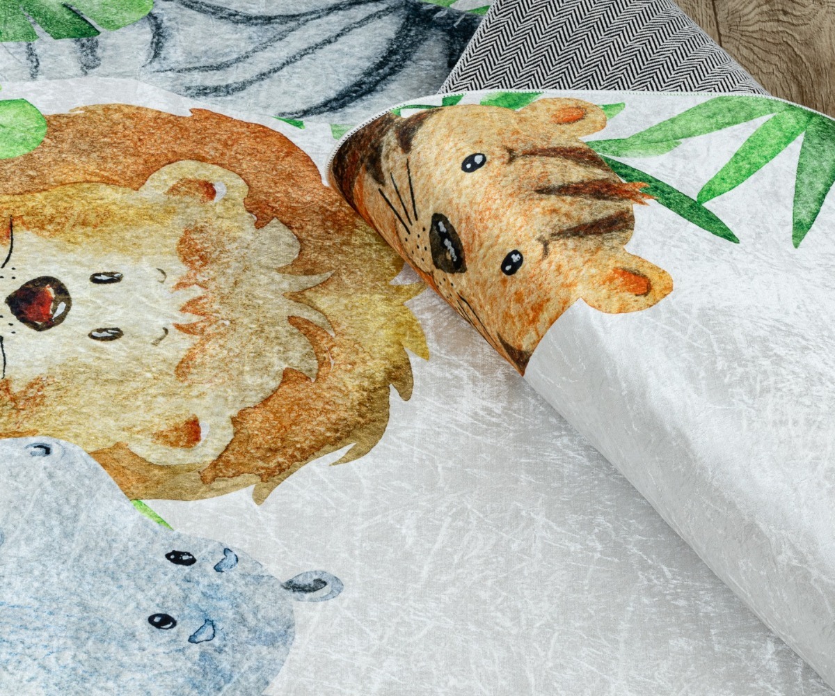 Detailne lähedalt vaade Lastetoavaip BAMBINO Aafrika loomad'le, kus on selgelt näha taimede ja loomade värvilisi illustratsioone.