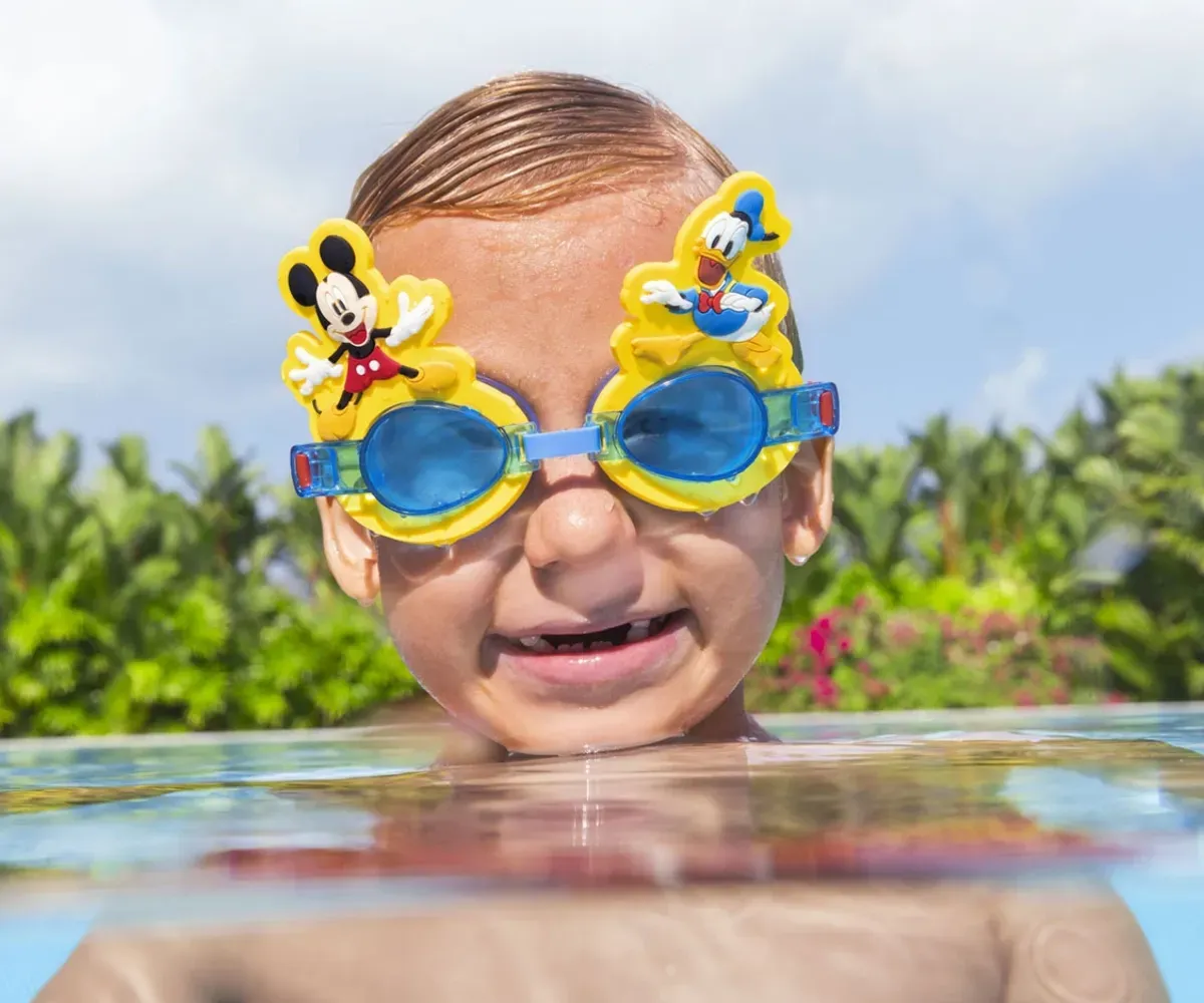 Laps veepinnal, kandes laste ujumisprille Mickey Bestway 9102S.