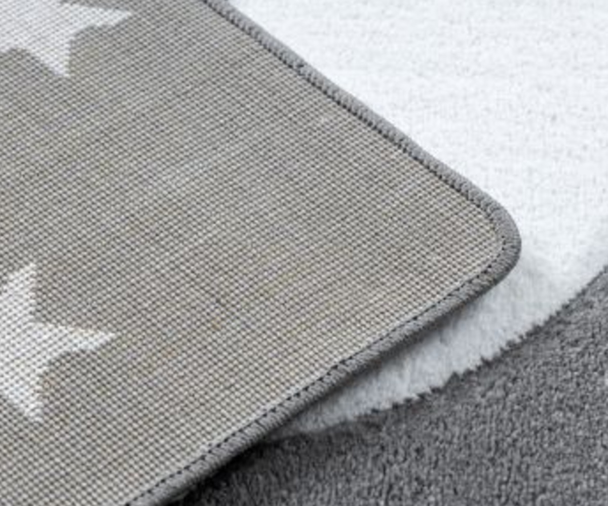 Detailne vaade Lastetoavaip PETIT Tähed – hall servast ja materjalist.