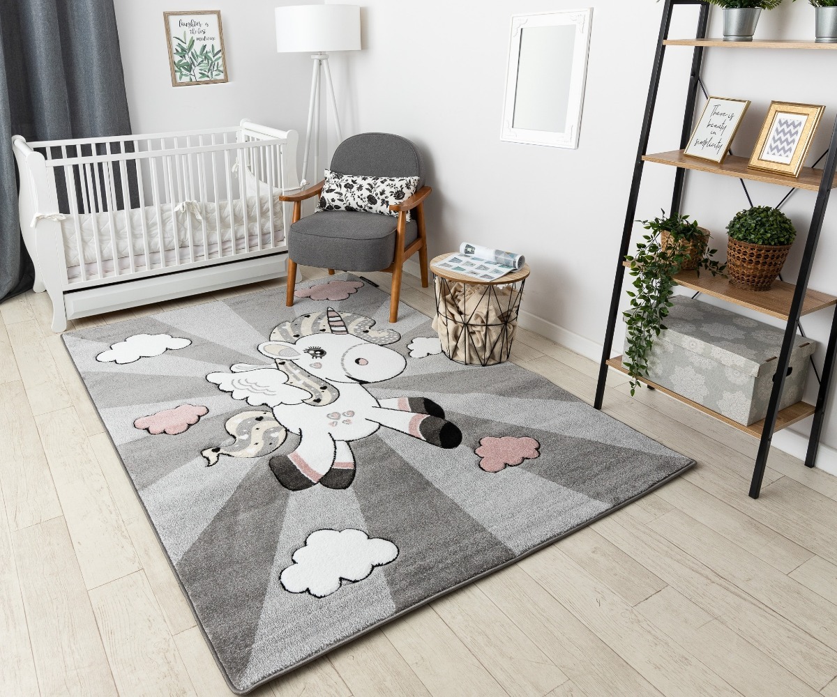 Kaunis Lastetoavaip PETIT Ükssarvik hallis lastetoas, kus ükssarvik ja pilved loovad mängulise õhkkonna.