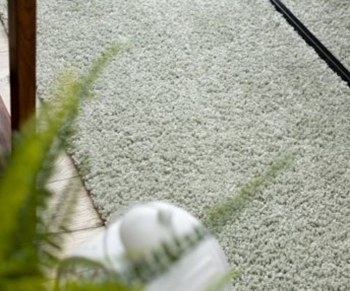 Lähem vaade kohev BERBER 9000 roheline vaip, silmatorkav tekstuur.
