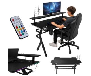 Mängurilaud LED RGB-valgustuse ja monitoririiuliga 120×60cm must, kohal istuv noormees mängimas