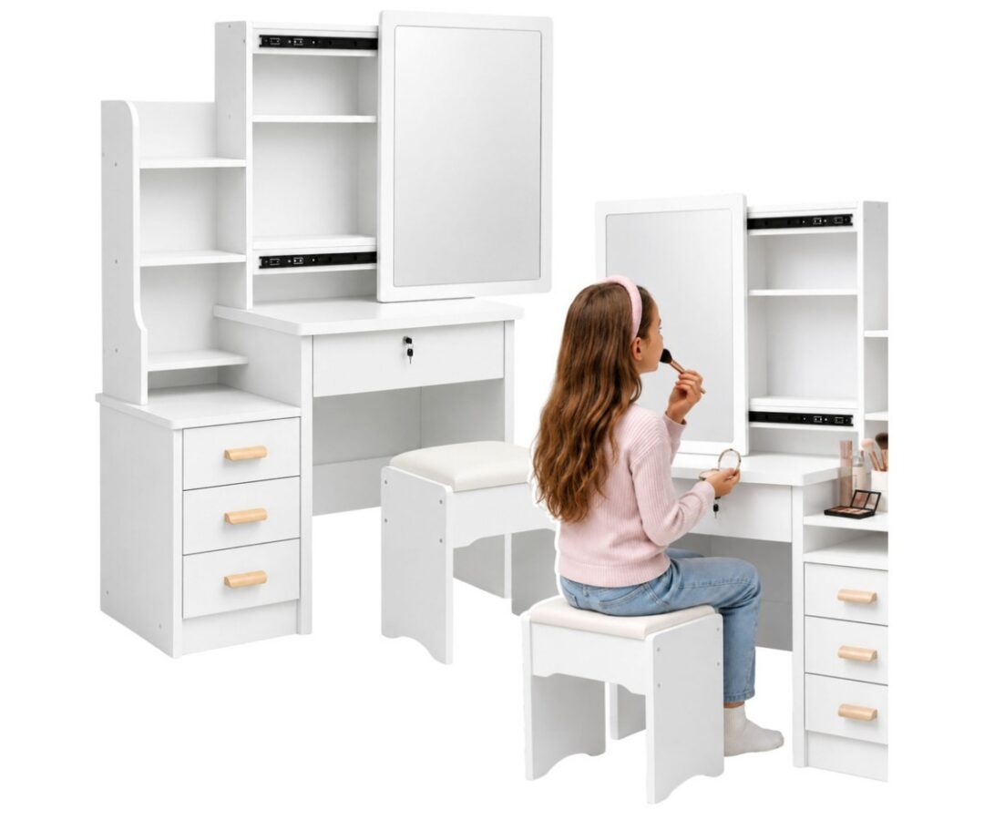 Kosmeetikalaud 80×36×131cm peegli, sahtlite, riiulite ja taburetiga – valge, naine meigib end peegli ees.
