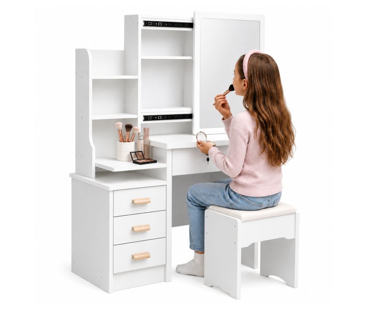 Kosmeetikalaud 80×36×131cm peegli, sahtlite, riiulite ja taburetiga – valge, naine meigib peegli ees.