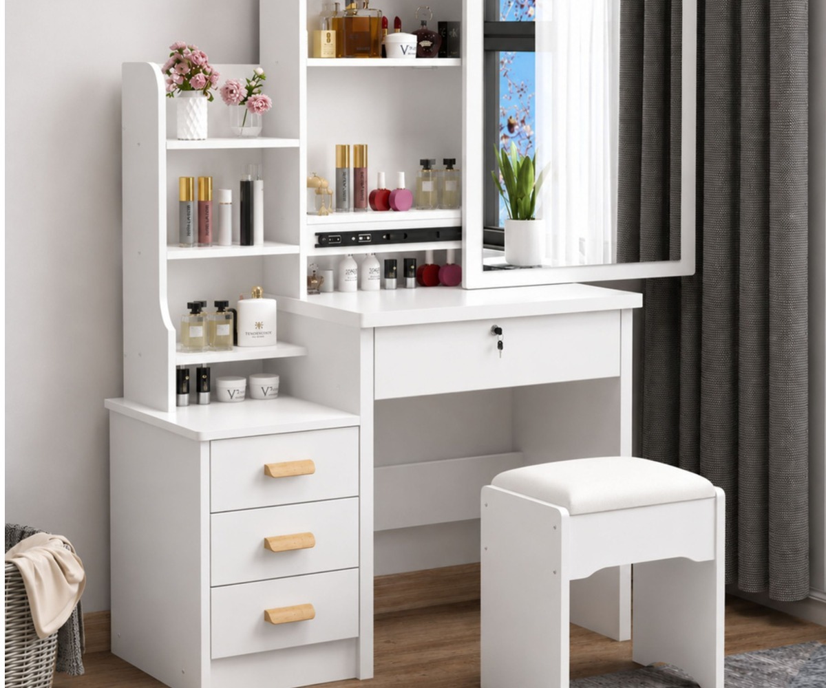 Kosmeetikalaud 80×36×131cm peegli, sahtlite, riiulite ja taburetiga – valge, kaunistatud kosmeetikatoodetega.