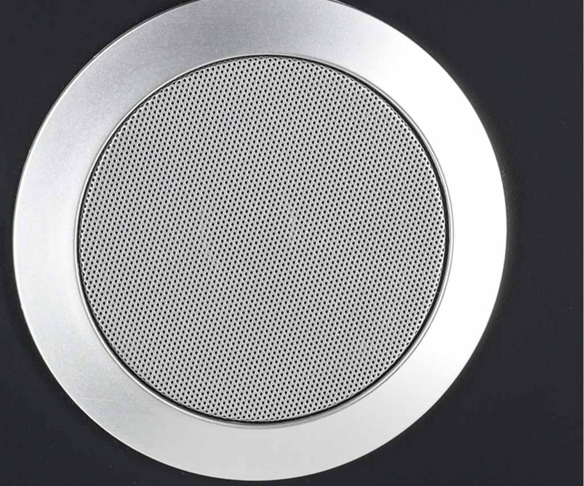 Bluetooth kõlari detail nutikas öökapp juhtmevaba laadimise funktsiooniga.