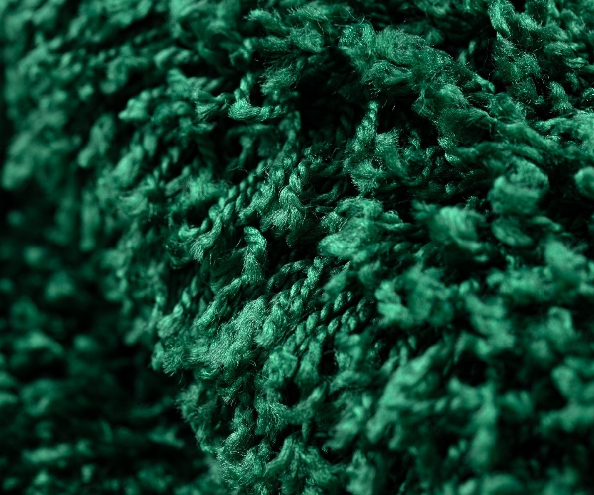 Lähivaatest kohev vaip SOFFI 50 mm tumeroheline, rõhutades kangas struktuuri.