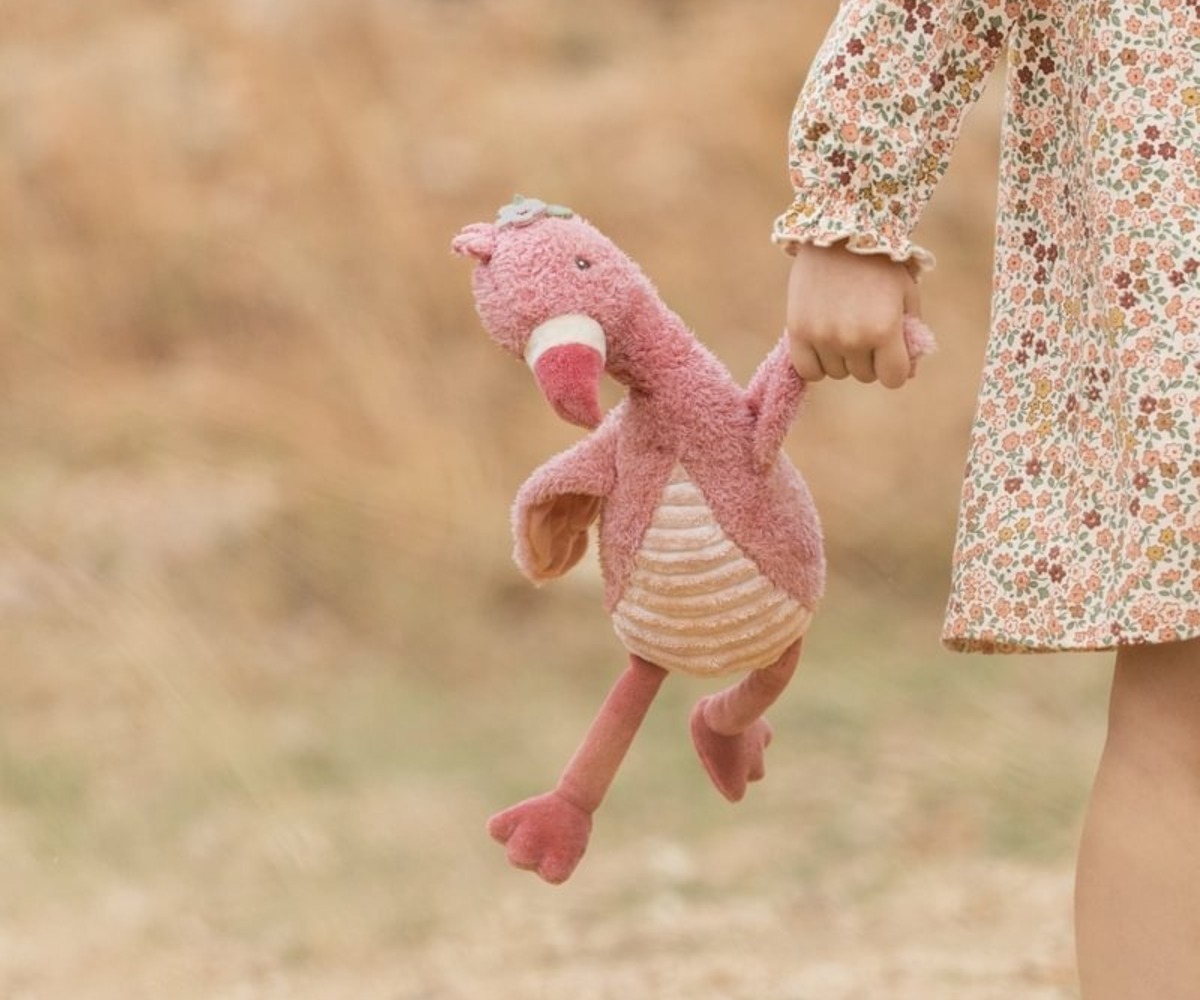 Laps hoiab käes Flamingo kaisutamiseks 35cm Safari Friends - Little Dutch pehmet mänguasja.