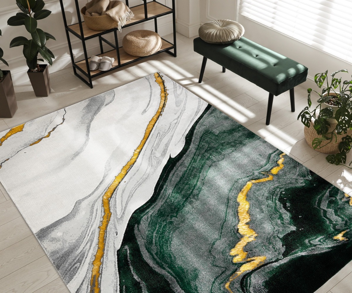 Elutoa vaip EMERALD 1017 roheline ja kuldne, asetatud interjööris