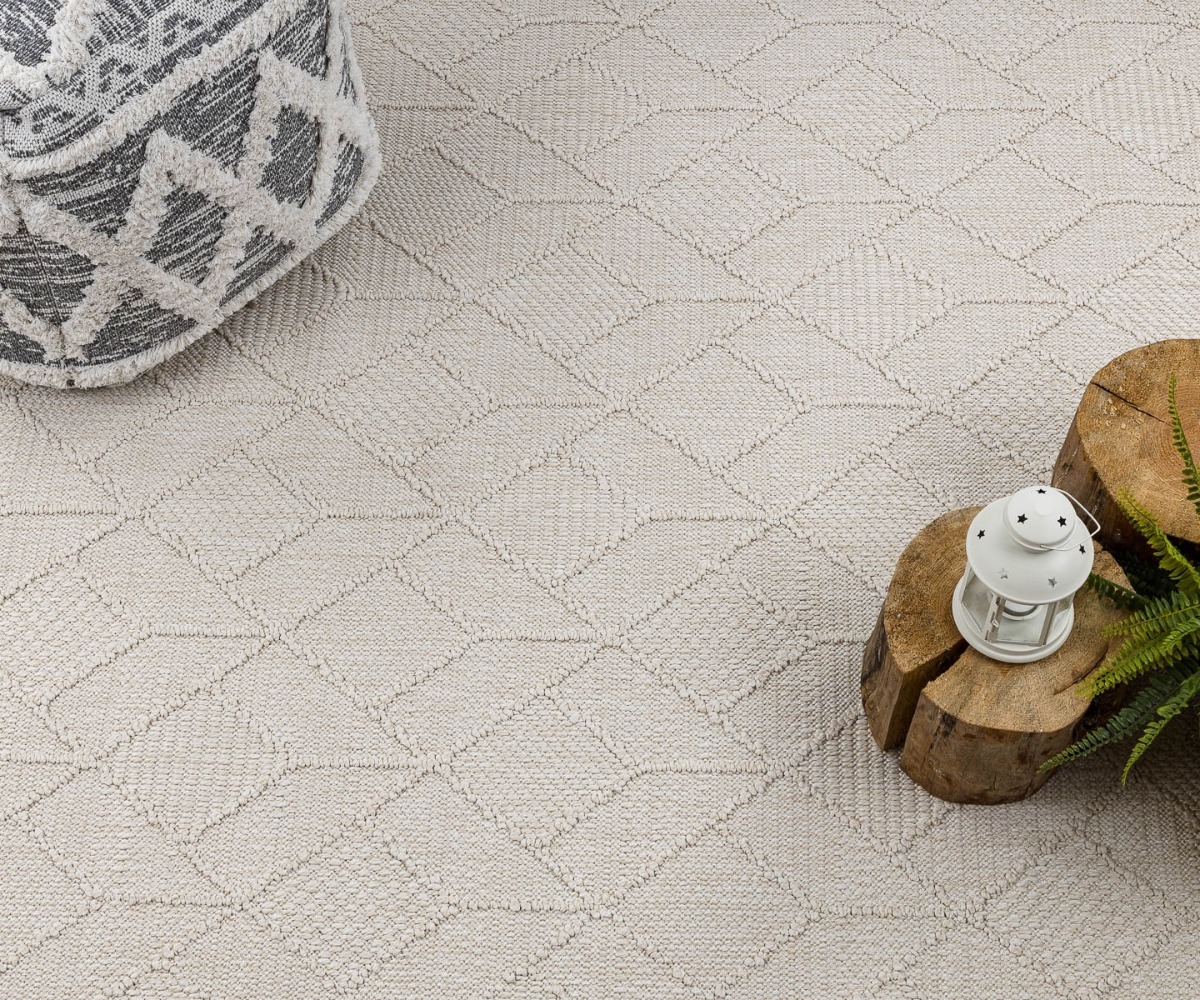 Struktuurne elutoa vaip JERSEY 19231 Boho geomeetriline cream, vaip koos puidust laua ja laternaga