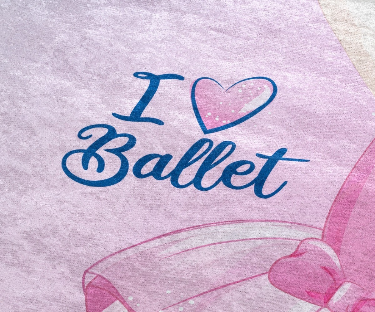 Lastetoavaip BAMBINO Ballerina roosa, lähedal vaade 'I ♥ Ballet' tekstile.