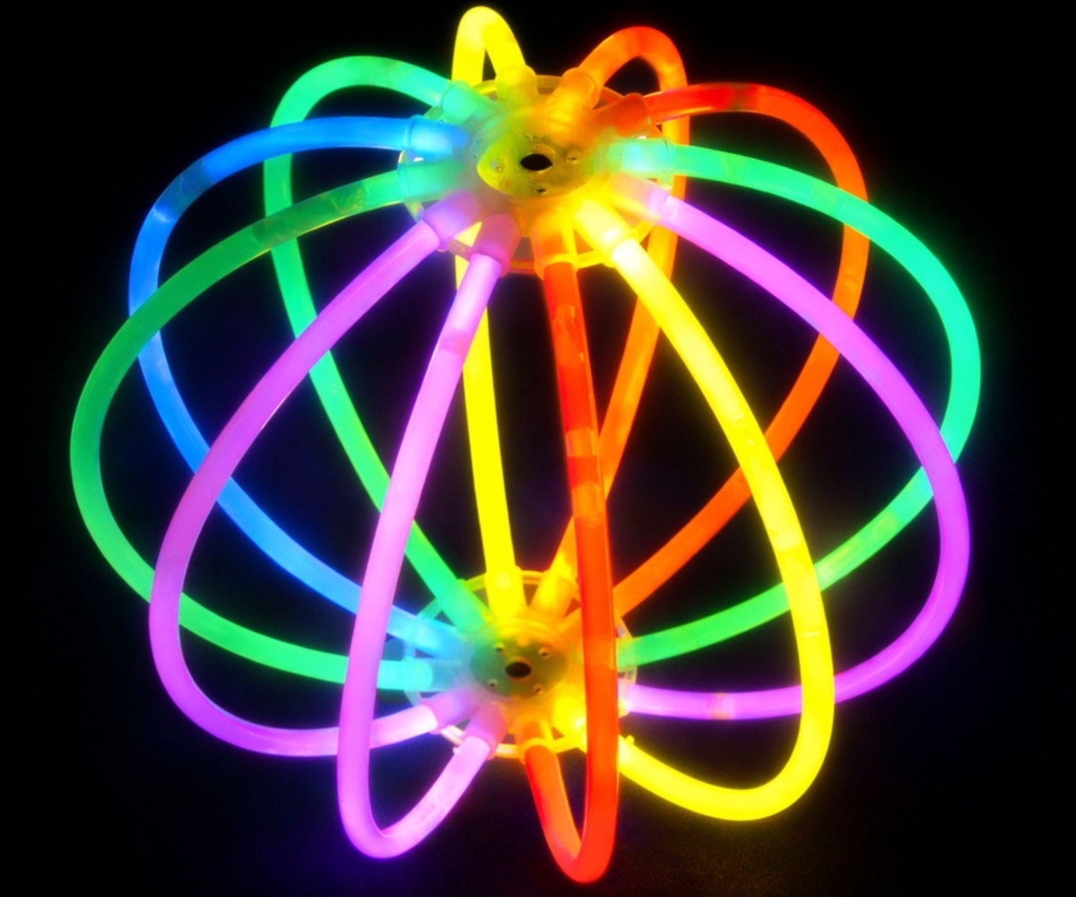 Helendav pall pulkadest, 12 fluorestseeruvat valguspulka, särab öösel erksates värvides.