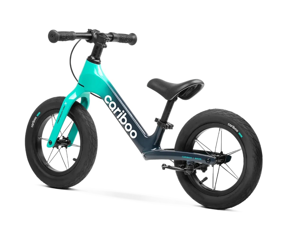 Tagumine vaade Cariboo Magnesium Max jooksuratastest – mündiroheline-must, rõhutades selle disaini