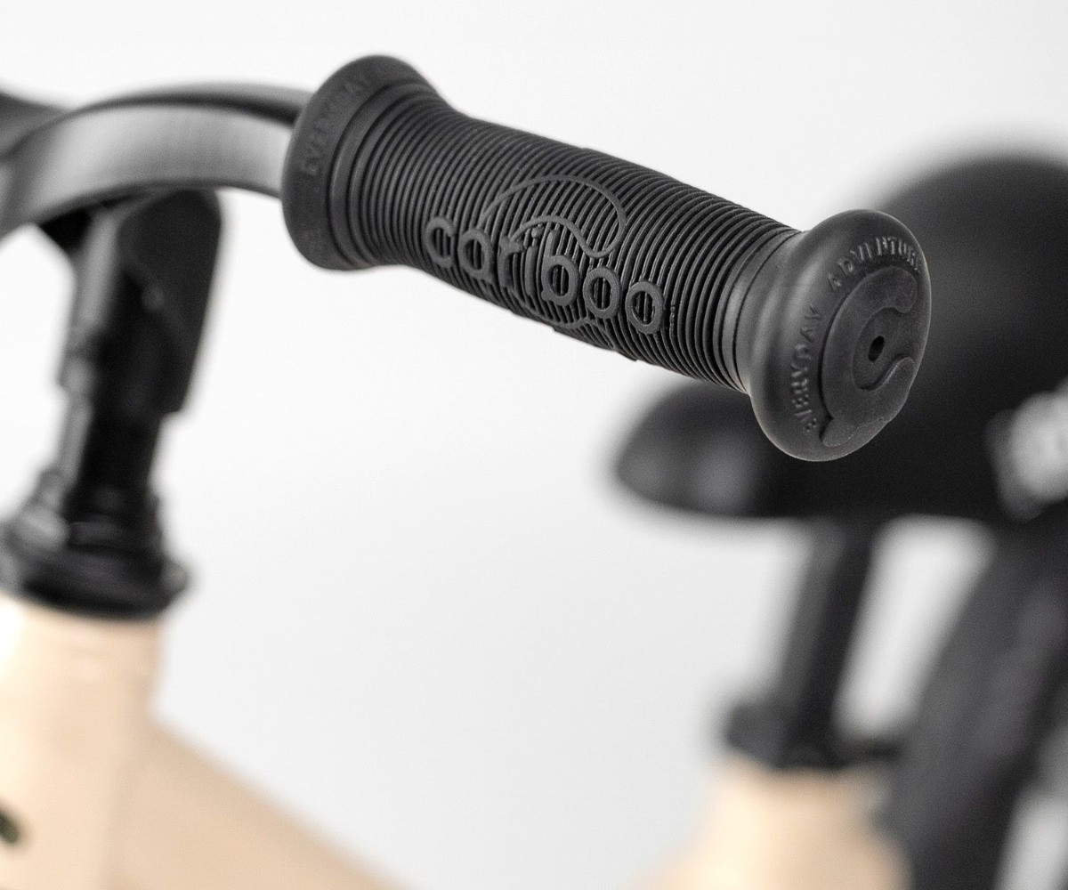 Cariboo Magnesium Pro jooksuratta must juhthoob. Detailne vaade rattast ja juhthandlest.