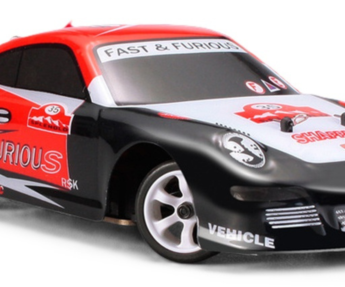 Lähivaade puldiga driftiautost 18cm WLToys K969 – 4WD (30km/h) punase ja musta disainiga.