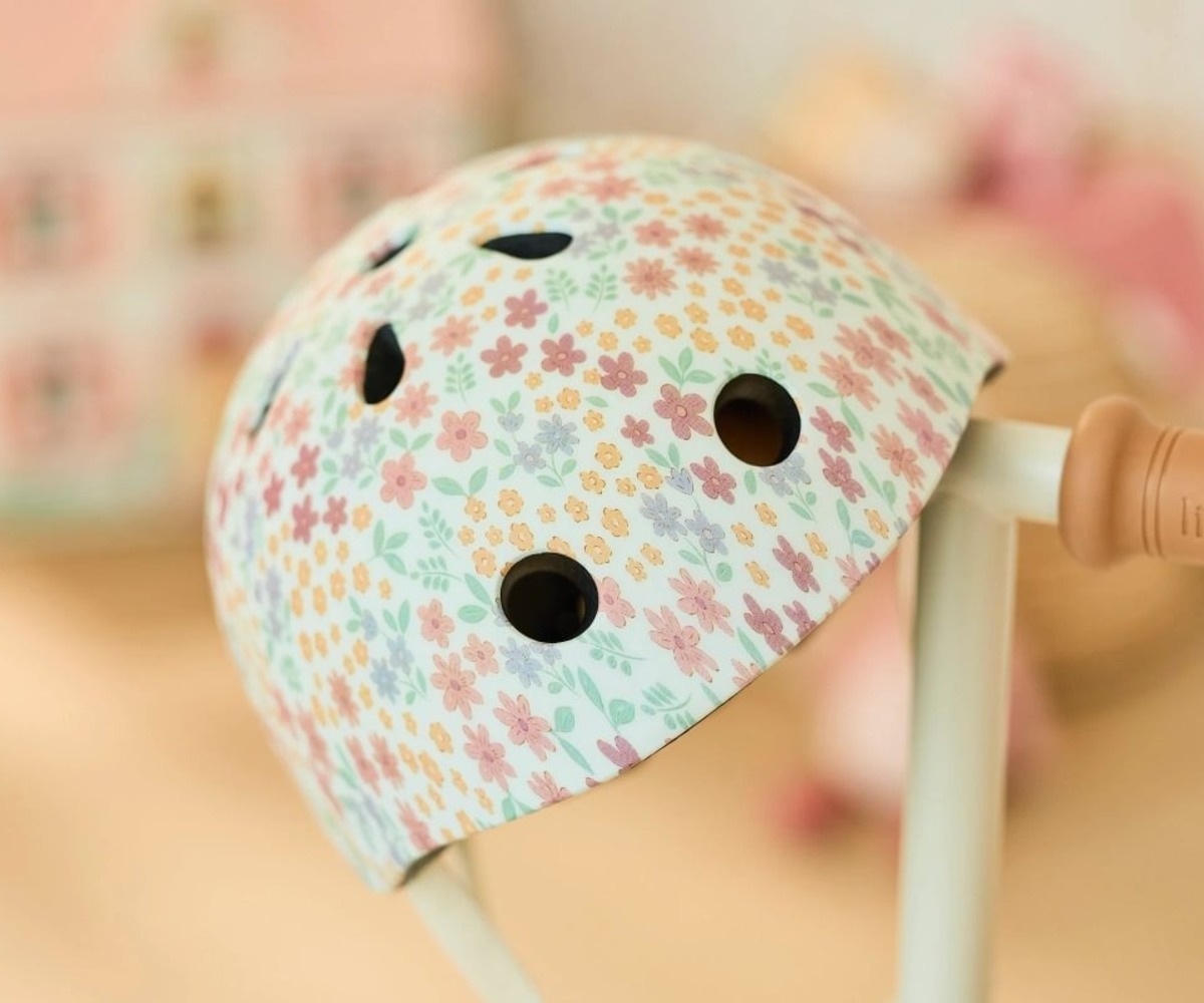 Laste kiiver Sunny Flower – Little Dutch (48-52cm) lähemal, detailne lillemuster ja ventilatsiooniavad