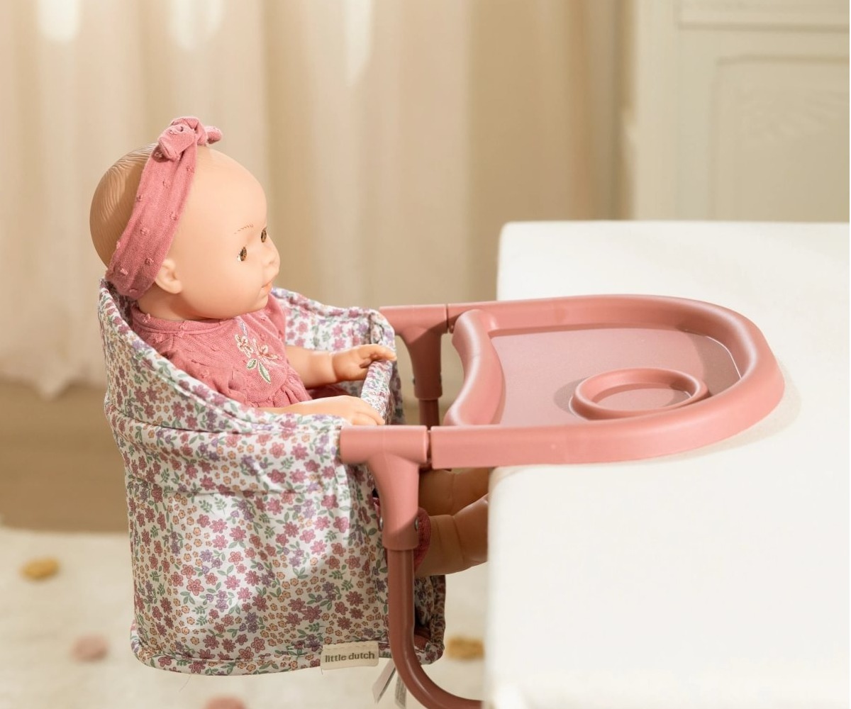 Nuku söögitool Little Dutch – laua külge kinnitatav, kus beebinukk istub mugavalt ja on laua lähedal.