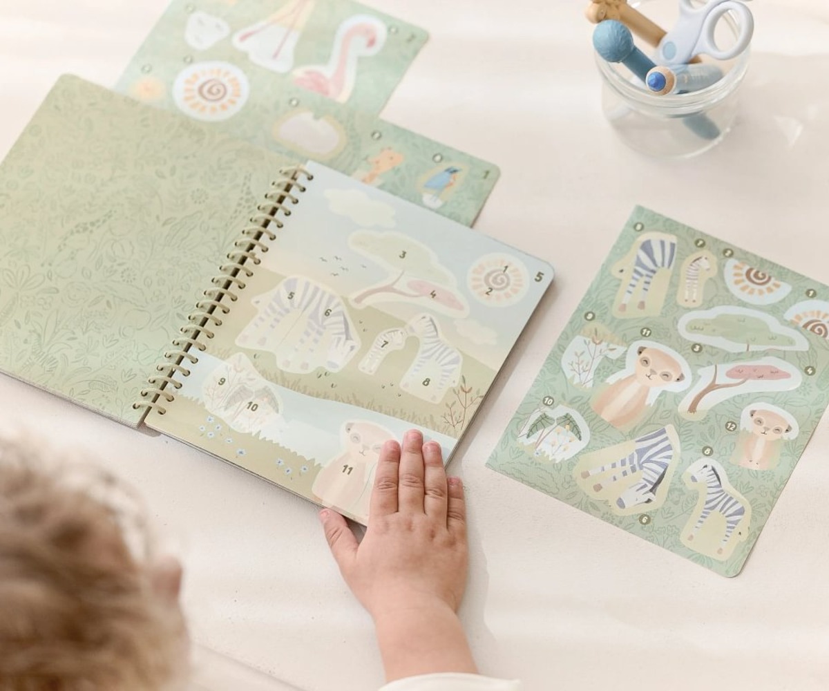 Numbrite järgi kleebiseraamat Safari Friends Jim – Little Dutch, laps kasutab kleebiseid ja uurib raamatut, arendades loovust ja osavust.