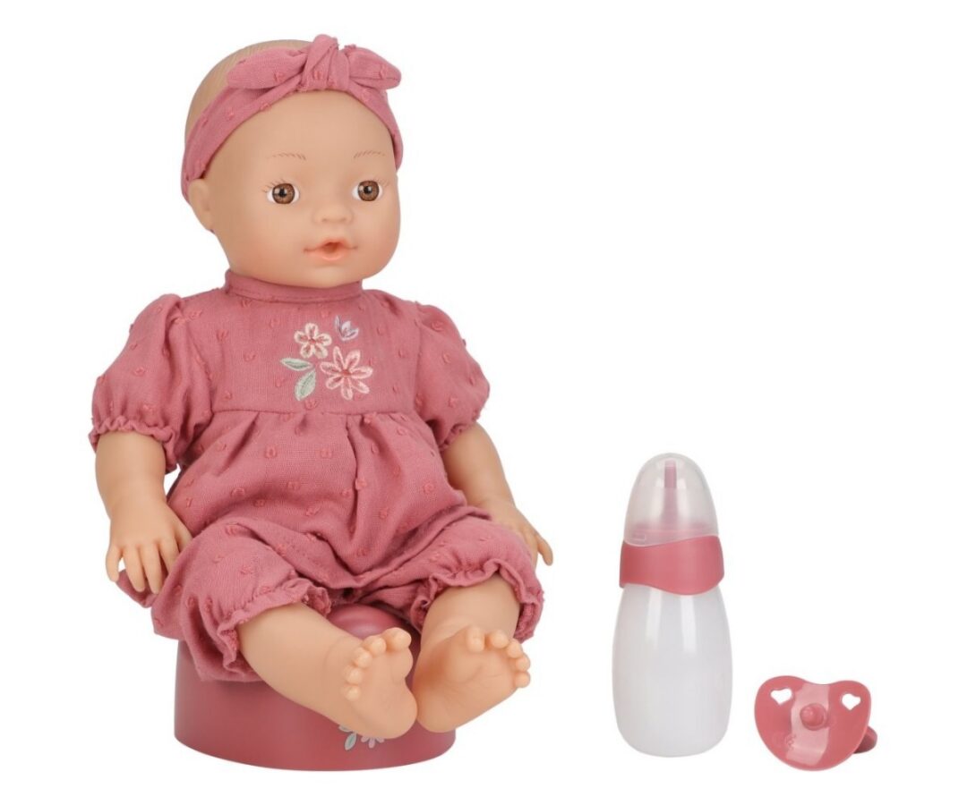 Beebinukk Livia joob ja pissib 36cm – Little Dutch istub ja hoiab pudelit.