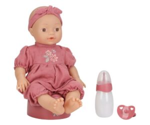 Beebinukk Livia joob ja pissib 36cm – Little Dutch istub ja hoiab pudelit.