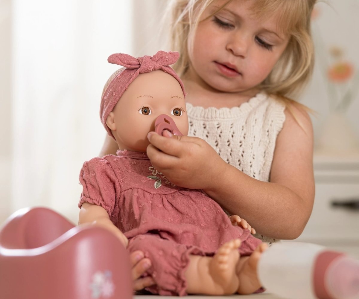 Laps mängib Beebinukuga Livia, kes joob ja pissib 36cm, koos lutipudeli ja potiga