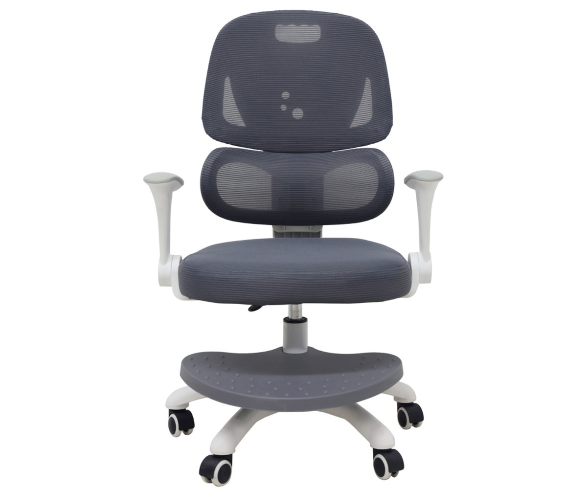 Reguleeritav hall ergonoomiline lastetool jalatoega esiplaanil, ideaalne laste tööruumides.