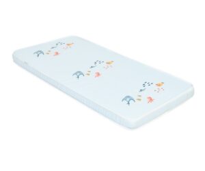 Beebimadrats Fantasia 60×120×8cm - helesinine külgvaates, sinise taustaga, kaunistatud kalade ja kaheksajalgedega.