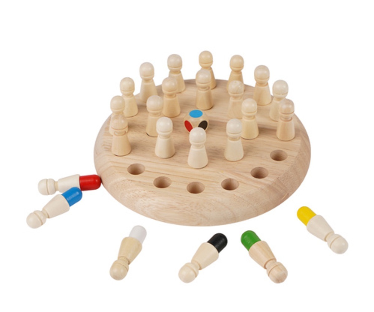 Puidust mälumäng Memory Chess Kruzzel, mängu käigus püsti tõusnud nupud