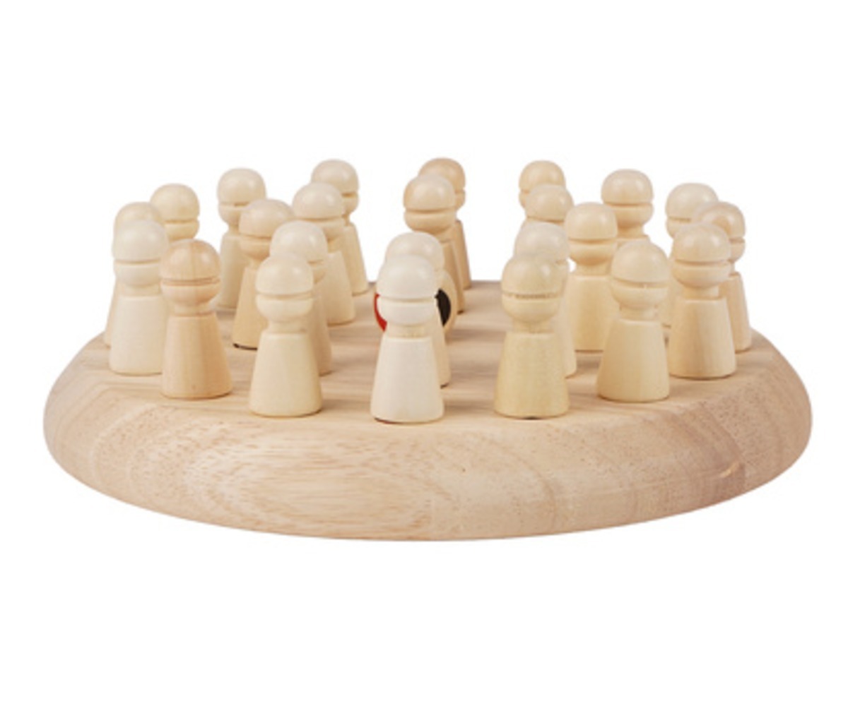 Puidust mälumäng Memory Chess Kruzzel mängutükid paigutatud ringikujuliselt, ideaalne mängimiseks.