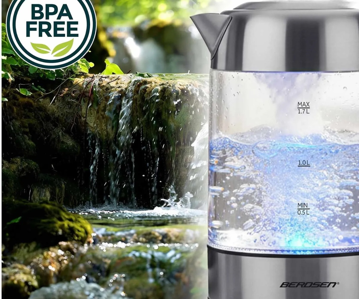 Klaasist veekeetja Berdsen BD-714 1,7L 2200W, looduslikus keskkonnas, rõhutades BPA-vaba materjali.
